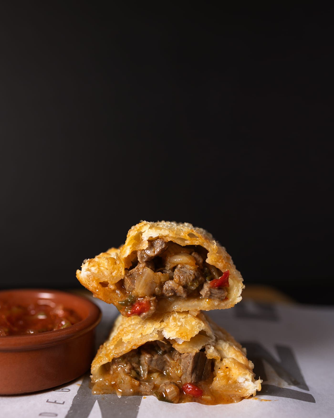 Empanada frita rellena de carne y queso