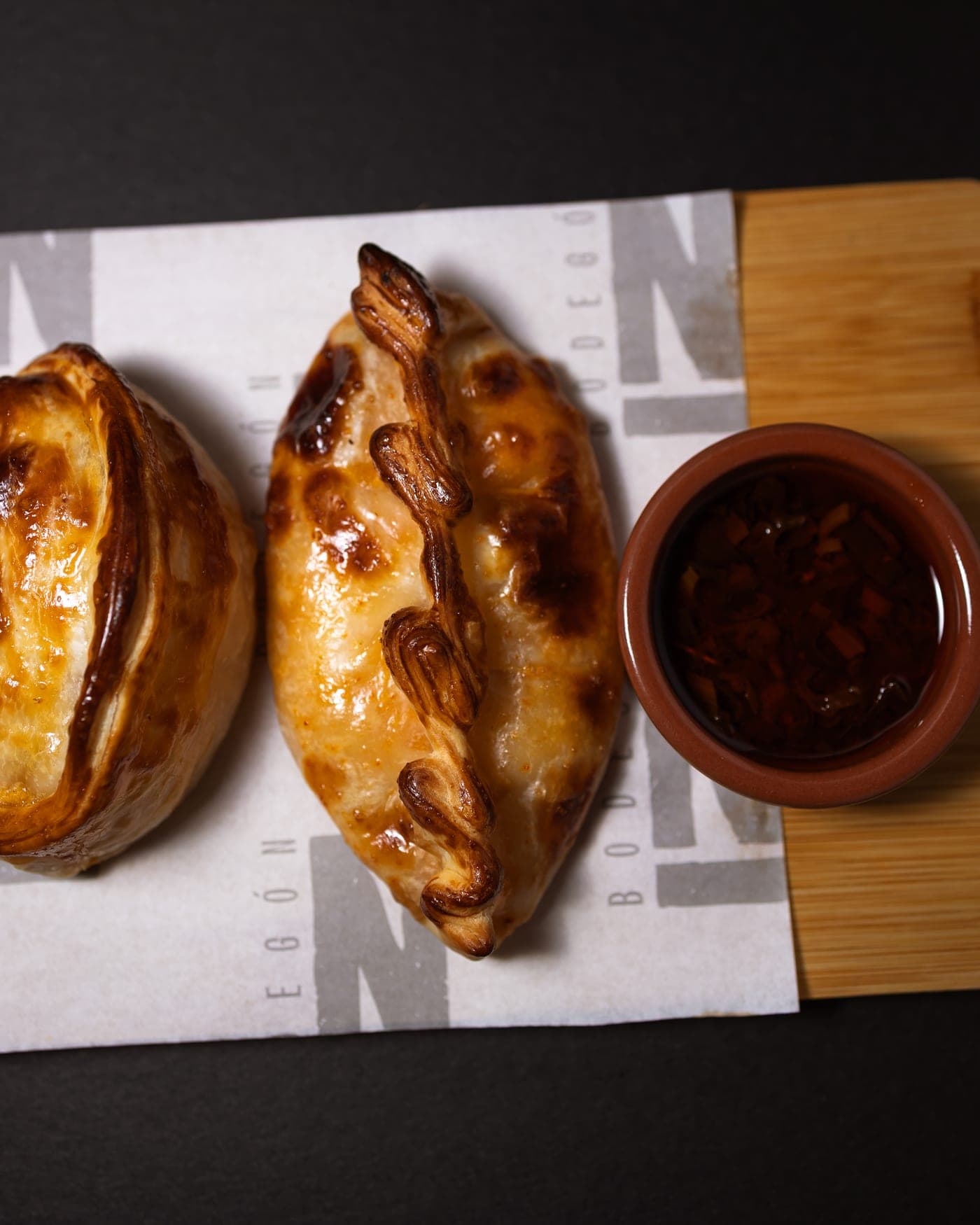 Empanadas al horno doradas con salsa