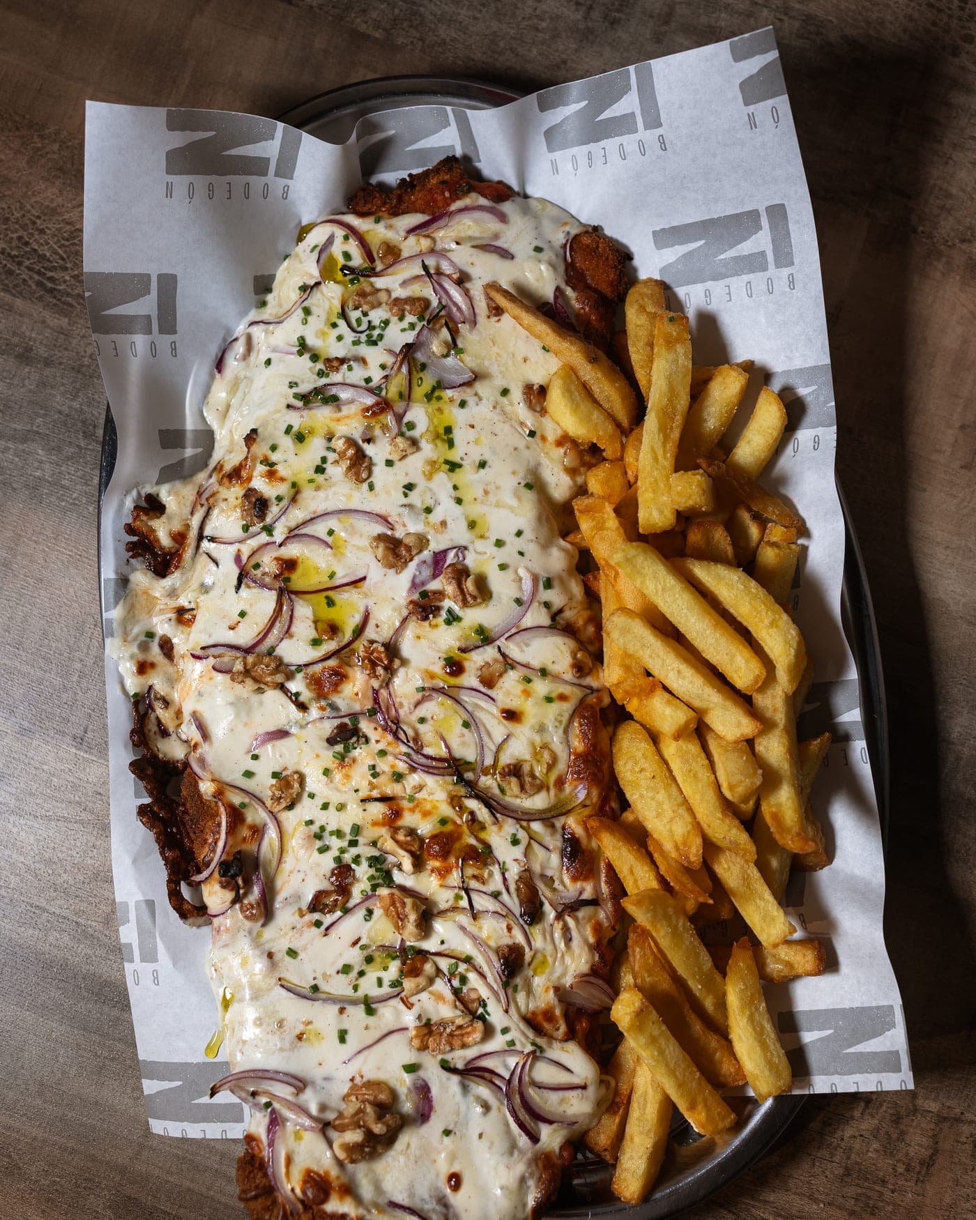 Milanesa gorgonzola con nueces y patatas fritas