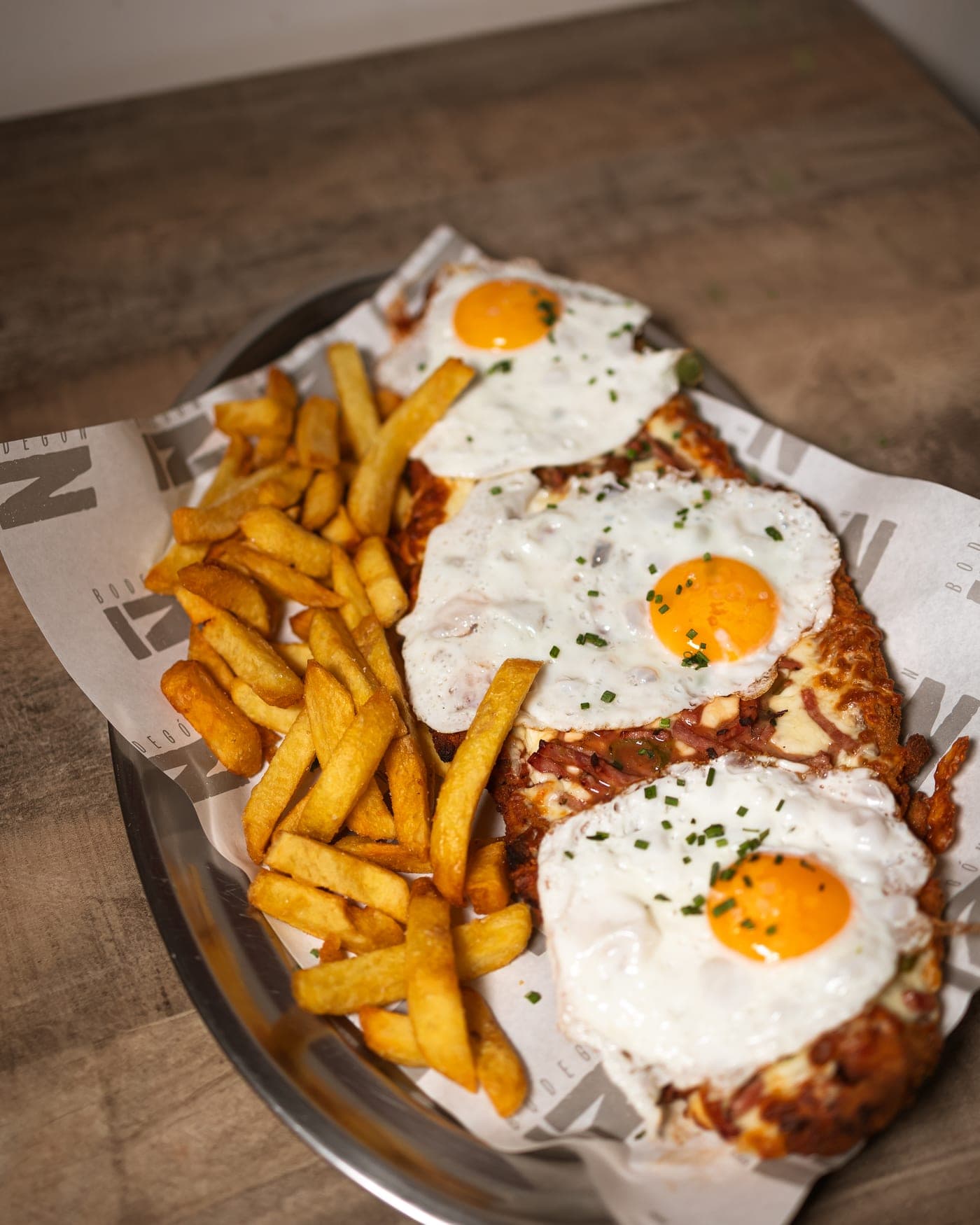 Milanesa con huevos fritos y patatas fritas